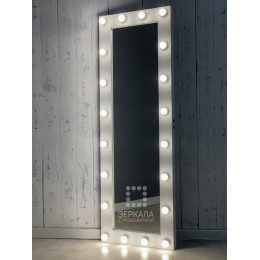 Узкое гримерное зеркало с подсветкой лампочками в белой раме 180х60 см
